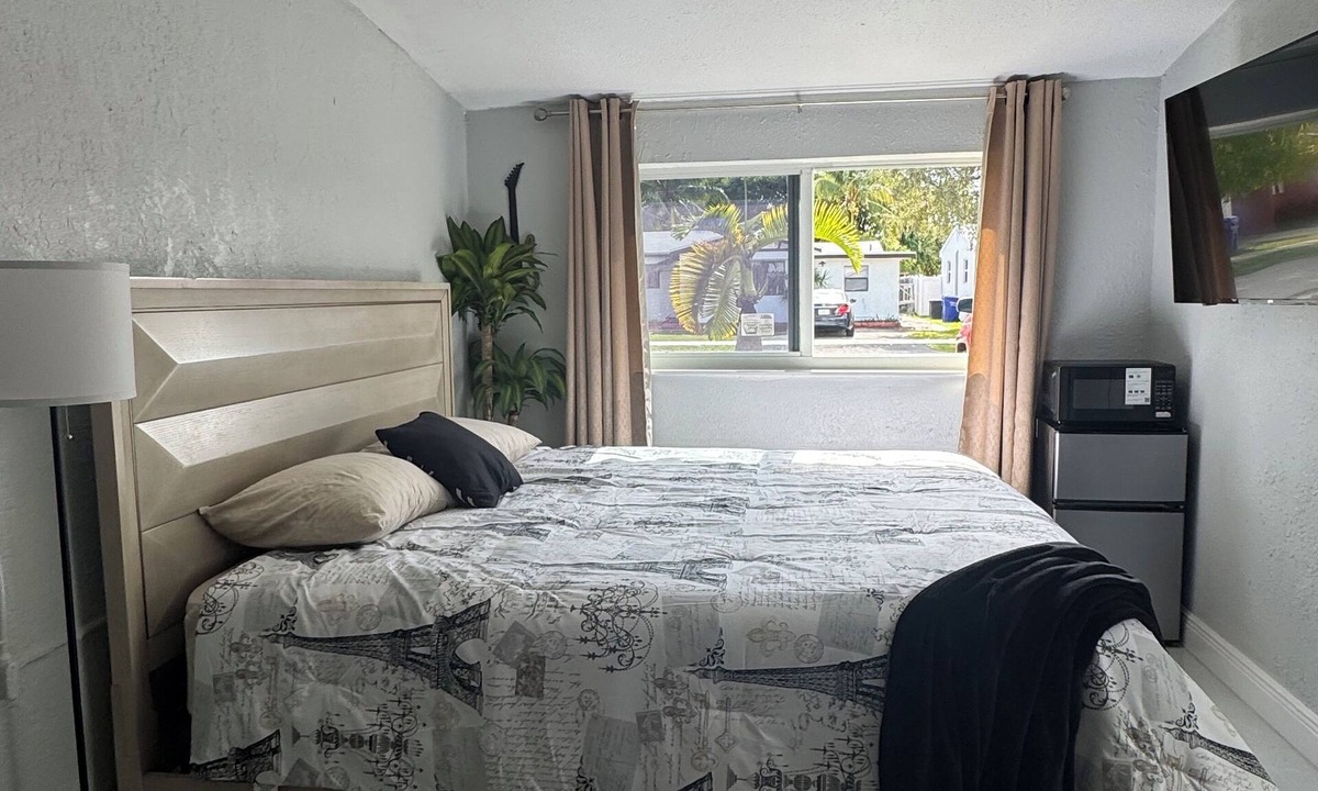 Highland Garden House | Private Chic Studio with Patio King Bed Near Beach