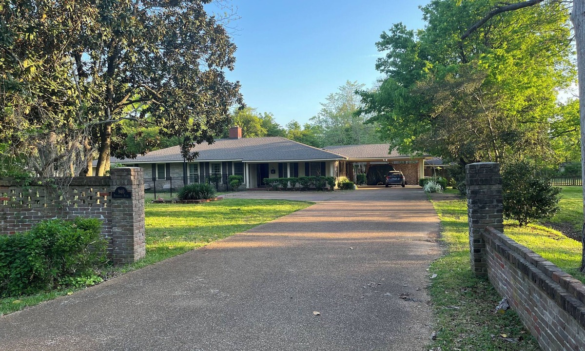 Clarksdale Resort | Private Clarksdale Retreat w/Pool, Sauna & Guest Cottage – Sleeps 16