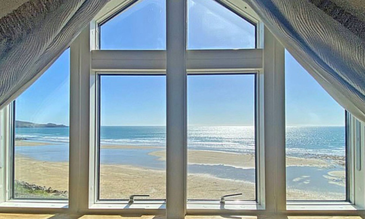 Perranuthnoe House | Private Cliff top Retreat by Perranuthnoe Beach