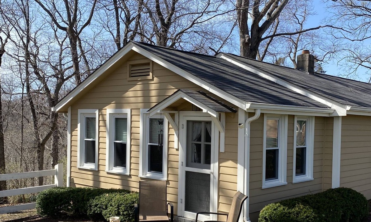 Lake St Louis Cottage | Private cottage close to interstate and shopping.