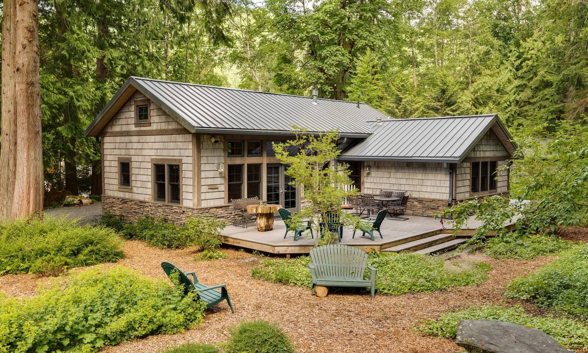 Bellingham Cottage | Private Cottage by the Lake with Wrap-Around Deck