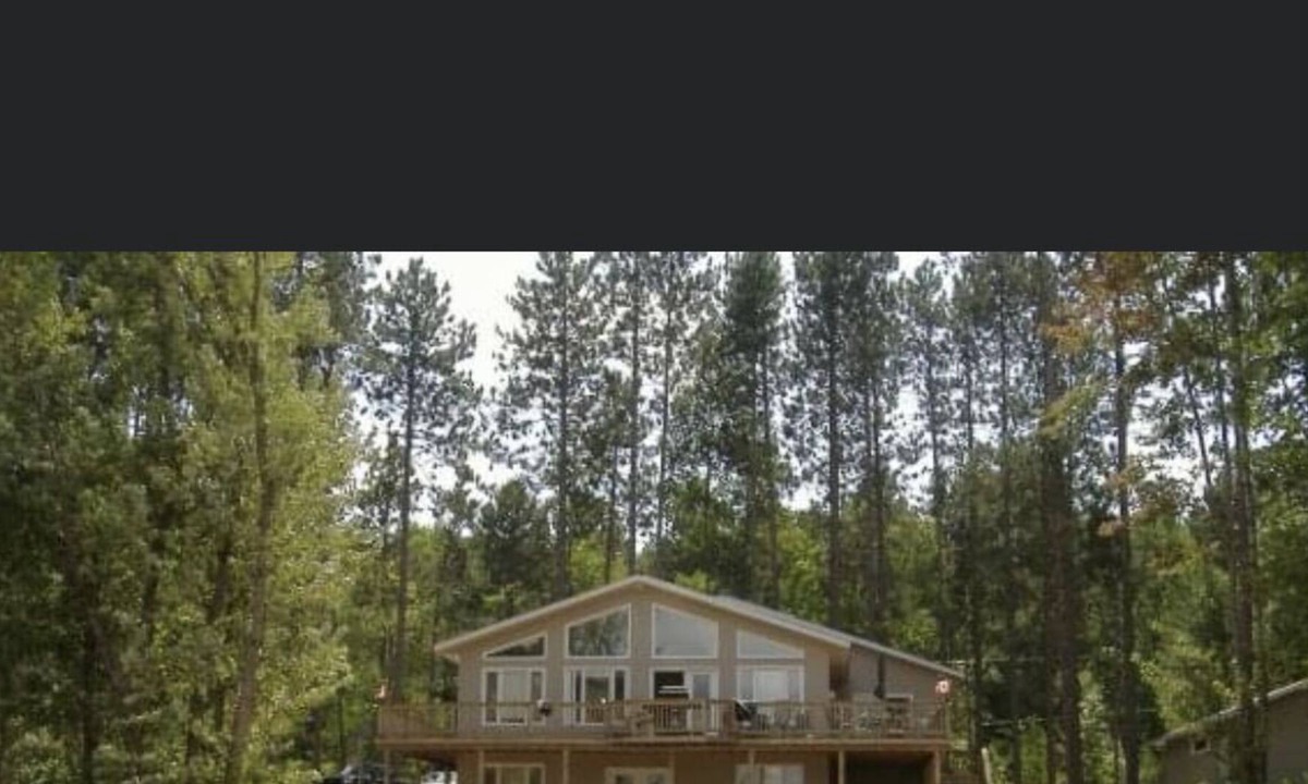 L'Isle-aux-Allumettes House | Private cottage with sand beach and snowmobile trails