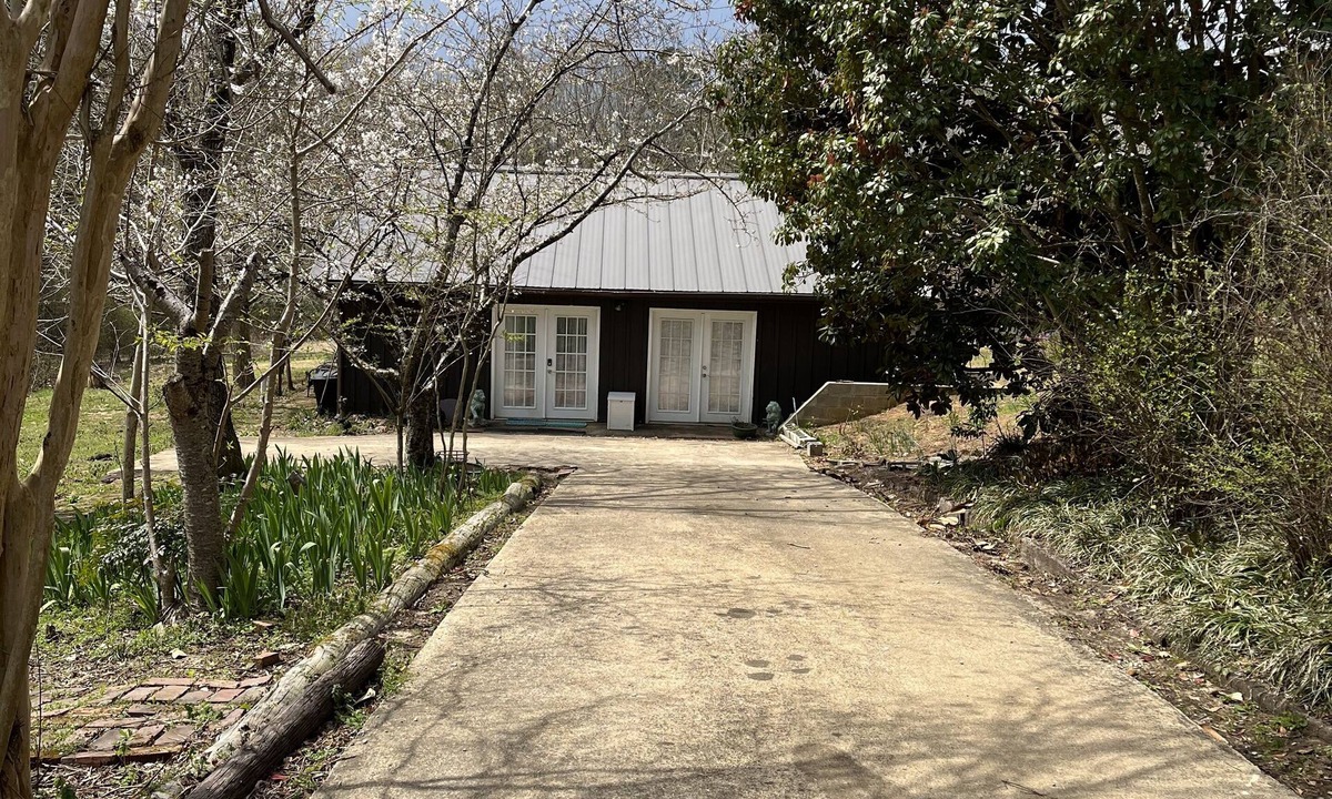 Corinth Cottage | Private country setting within city limits .