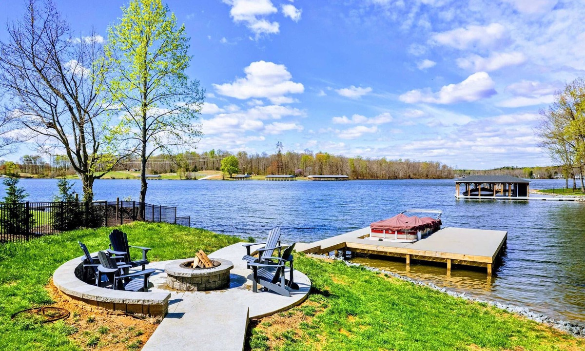Mineral House | Private Cove Lakefront Lake Anna Beach & Dock