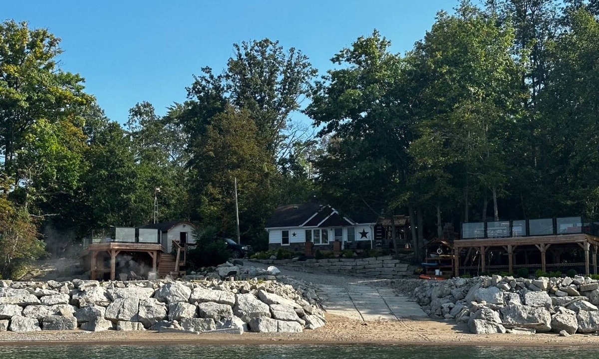 Plympton-Wyoming House | Private Cozy 2-bedroom house steps from the shore of Lake Huron
