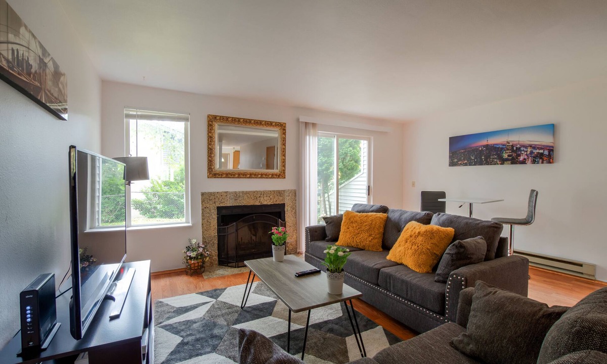 South Juanita House | Private, Cozy, and Strategic entire 2 beds TH