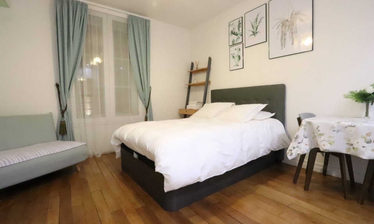 Champs-Elysees Apartment | Private & cozy room near Arc de Triomphe