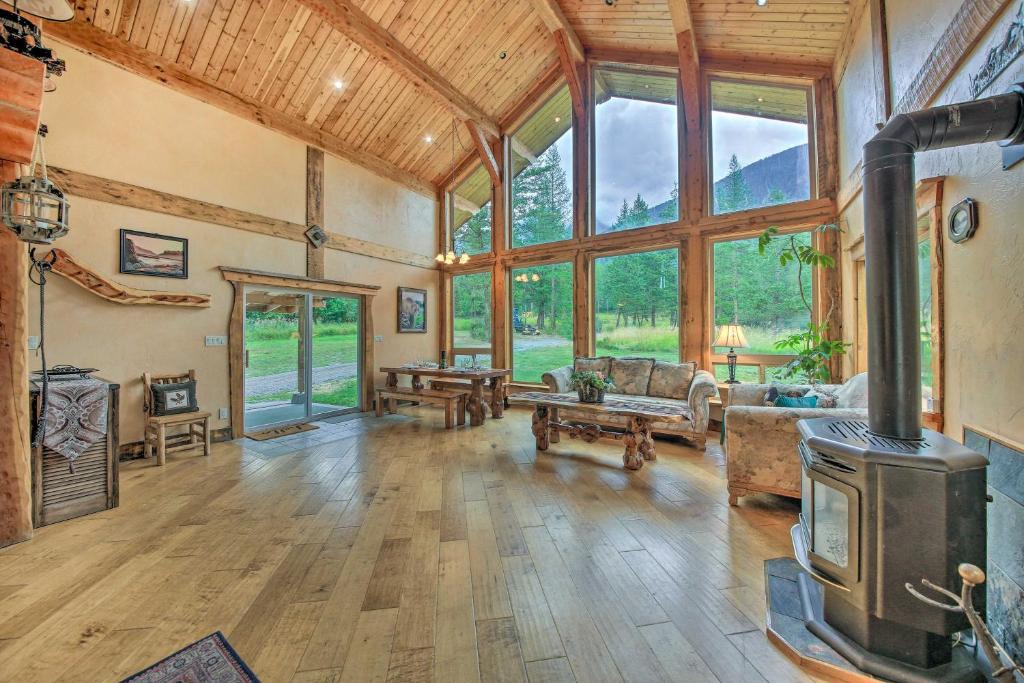 Eureka House | Private Deck & Mtn Views: Family Getaway in Eureka