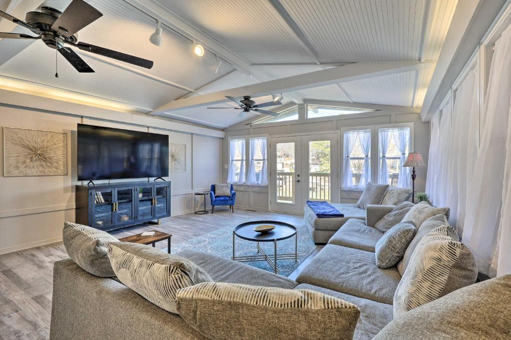 Rockwell House | Private Dock and Deck Lakefront Hot Springs Home!