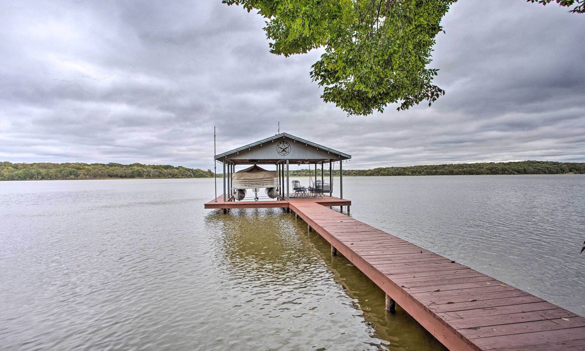 Log Cabin House | Private Dock & Fire Pit: Cedar Creek Lake Home