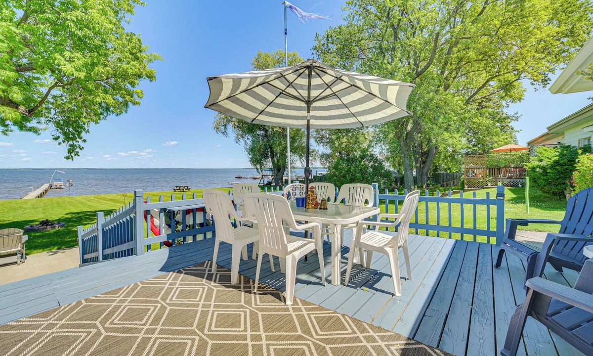 Houghton Lake Cottage | Private Dock, Fire Pit & Houghton Lake Views!