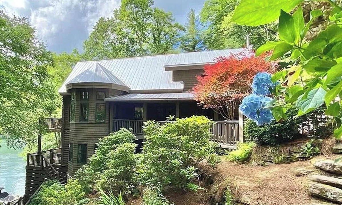Glenville Cabin | Private Dock. Hot Tub Under the Stars. | Sparkling Waters Lakefront Retreat