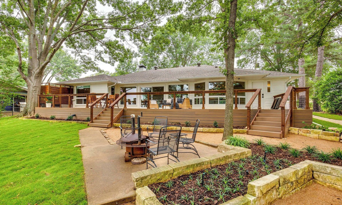 Enchanted Oaks House | Private Dock: Lakefront Enchanted Oaks Retreat