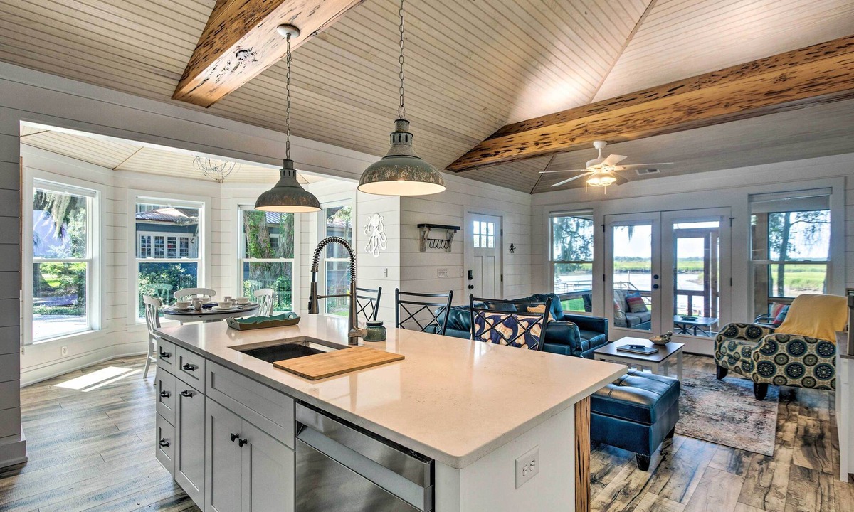 Darien Cottage | Private Dock + Porch: Riverfront Darien Cottage