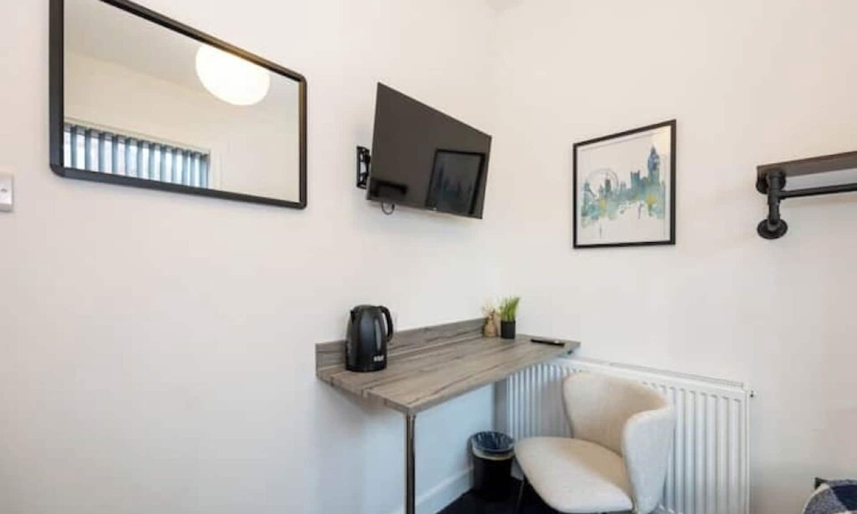 Castlefield Hotel | Private Ensuite Room | Kitchen Access & Fast WiFi