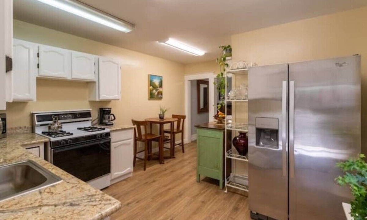 Midtown Sacramento House | Private entrance, Gated, Cozy, Comfyn