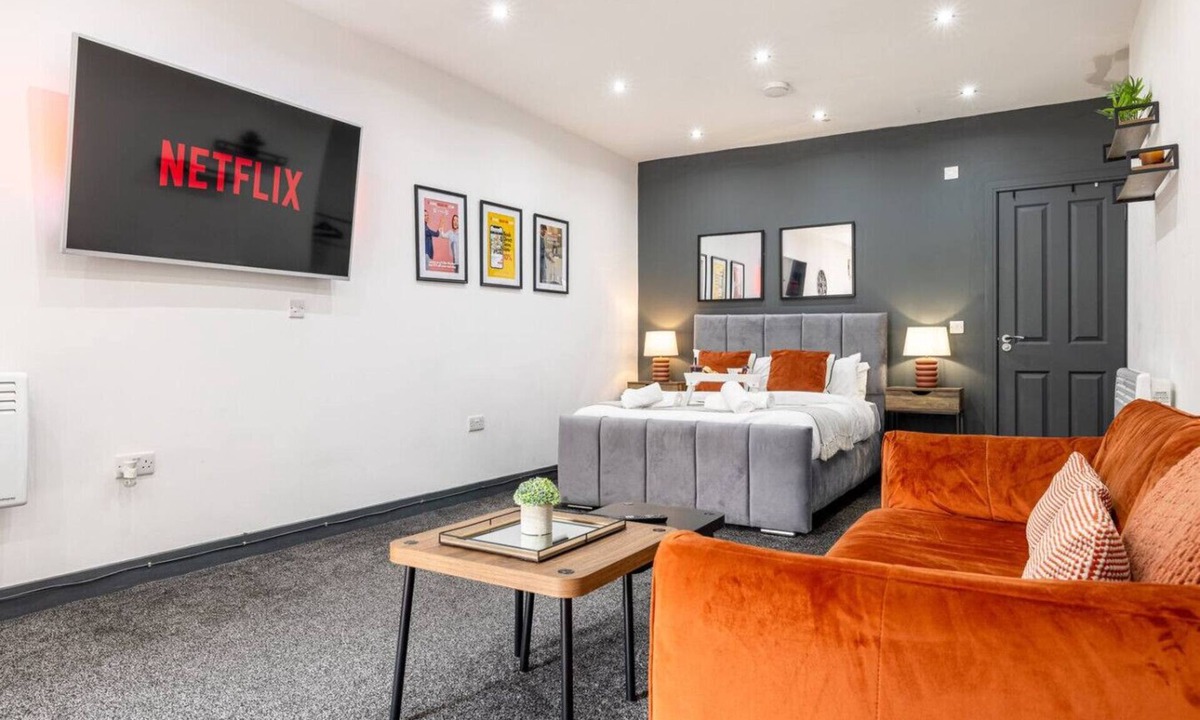 Cradley Apartment | Private Entrance Apartment Kitchen SmartTV Parking