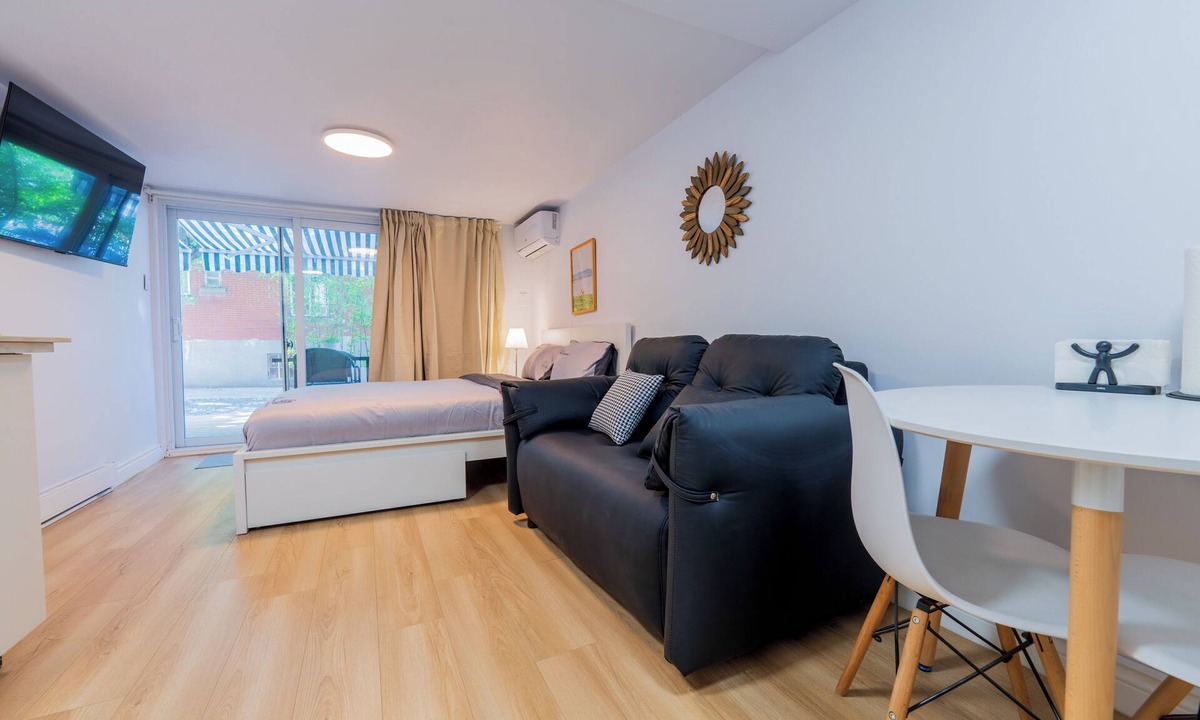 Cote-Des-Neiges—Notre-Dame-De-Grace Apartment | Private Entry Studio for 4/Parking+ Full Kitchen