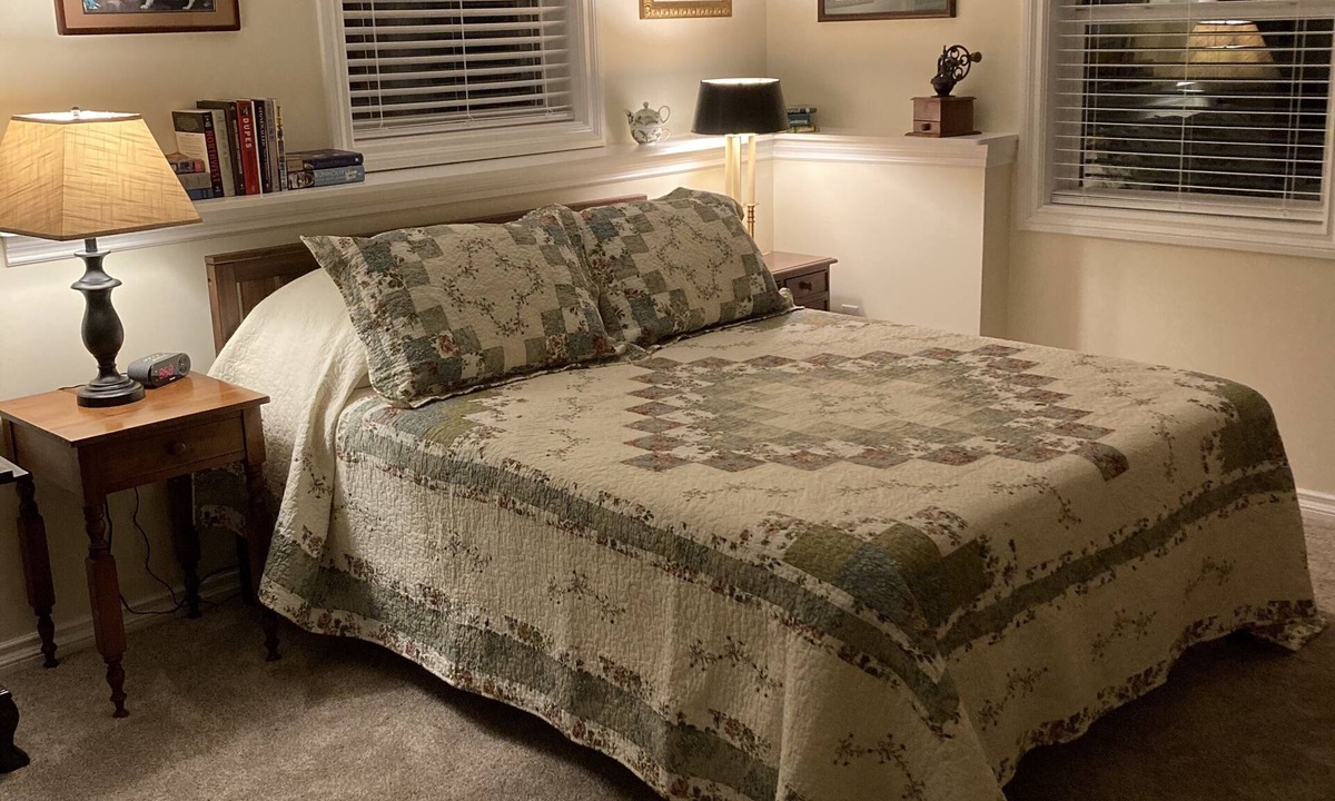 Moscow House | Private entry to quiet private suite for 2 at alpaca farmhouse