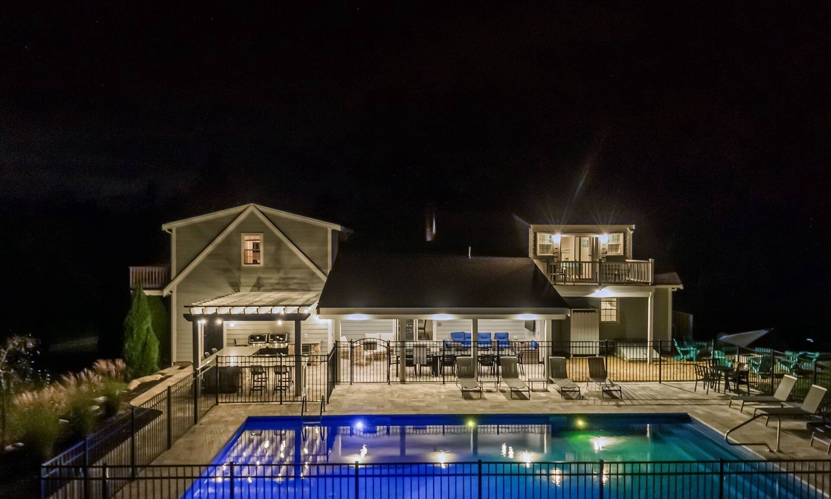 East Orleans House | Private Estate, heated pool, outdoor Livingroom, kitchen, 11 bedrooms, sleeps 20