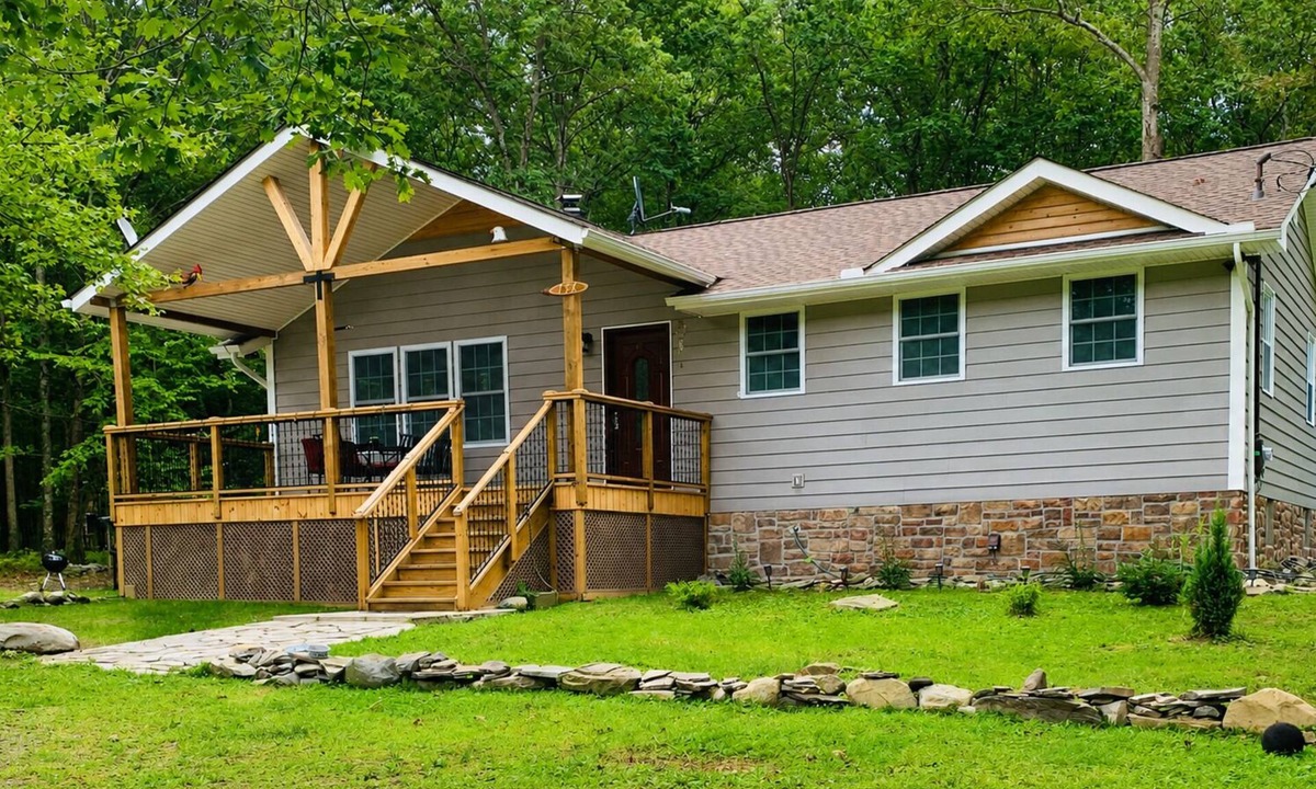 East Stroudsburg House | Private Forest Retreat Hot Tub Pet Friendly