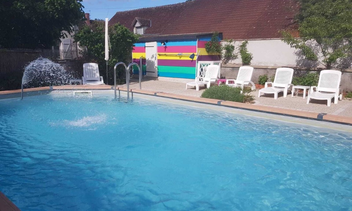 Saint-Georges-sur-Cher Cottage | Private Jacuzzi & Cabana bed