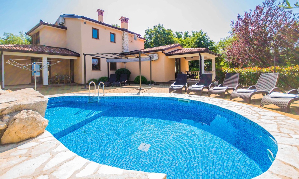 Topid Villa | Private, fully fenced and pet-friendly pool villa near the sea