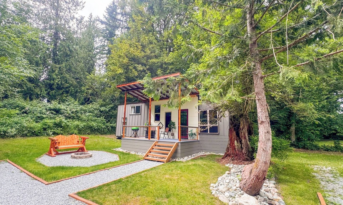 Stanwood Cabin | Private Get Away TINY HOUSE with SAUNA