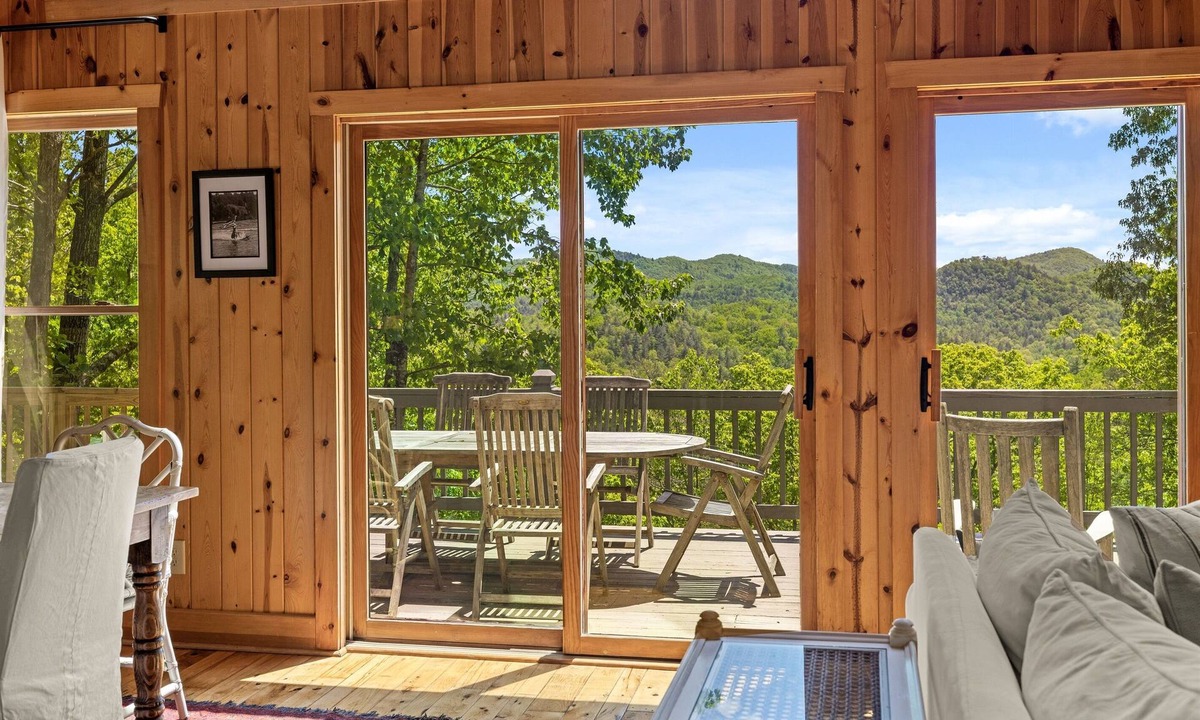 Clayton Cabin | Private Getaway with Views! 8 mins to Lake Burton!