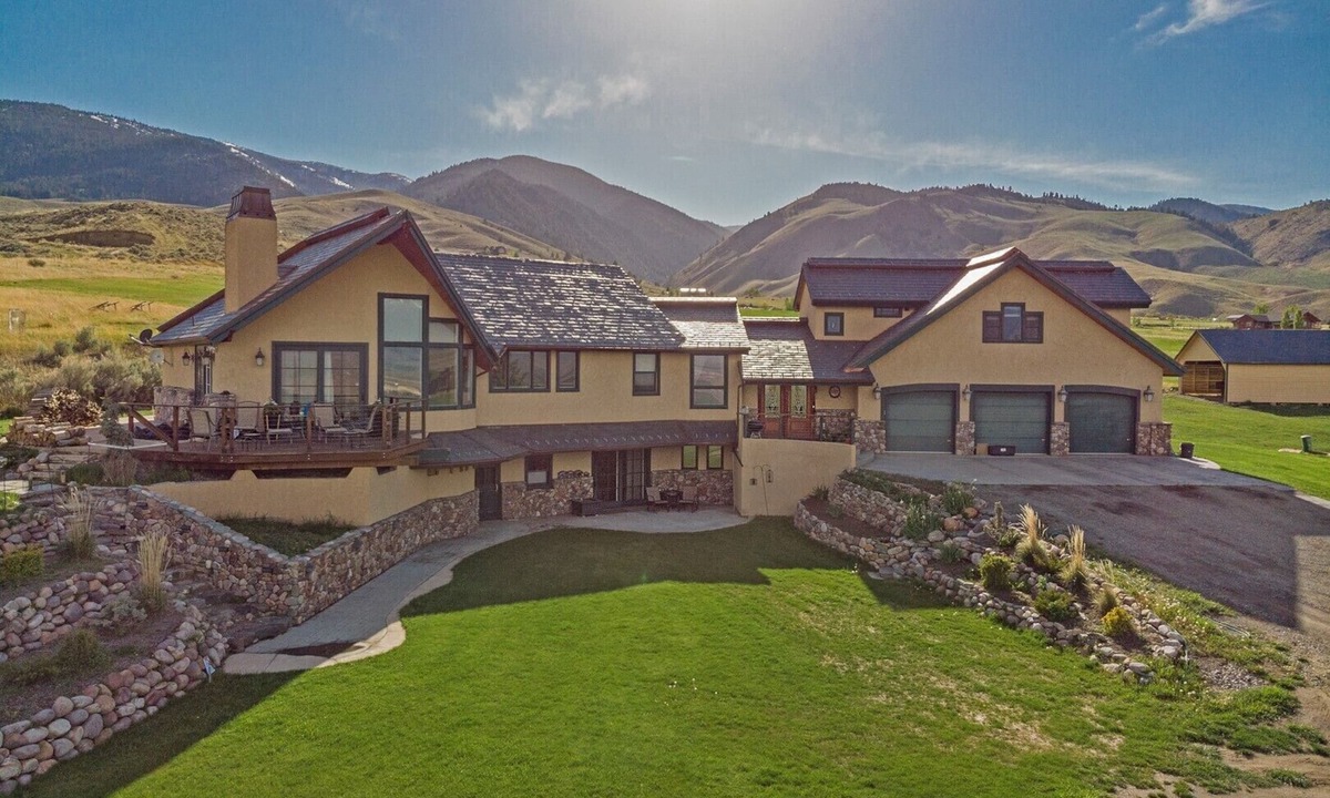 Salmon Apartment | Private Guest Suite, "Hilltops II"