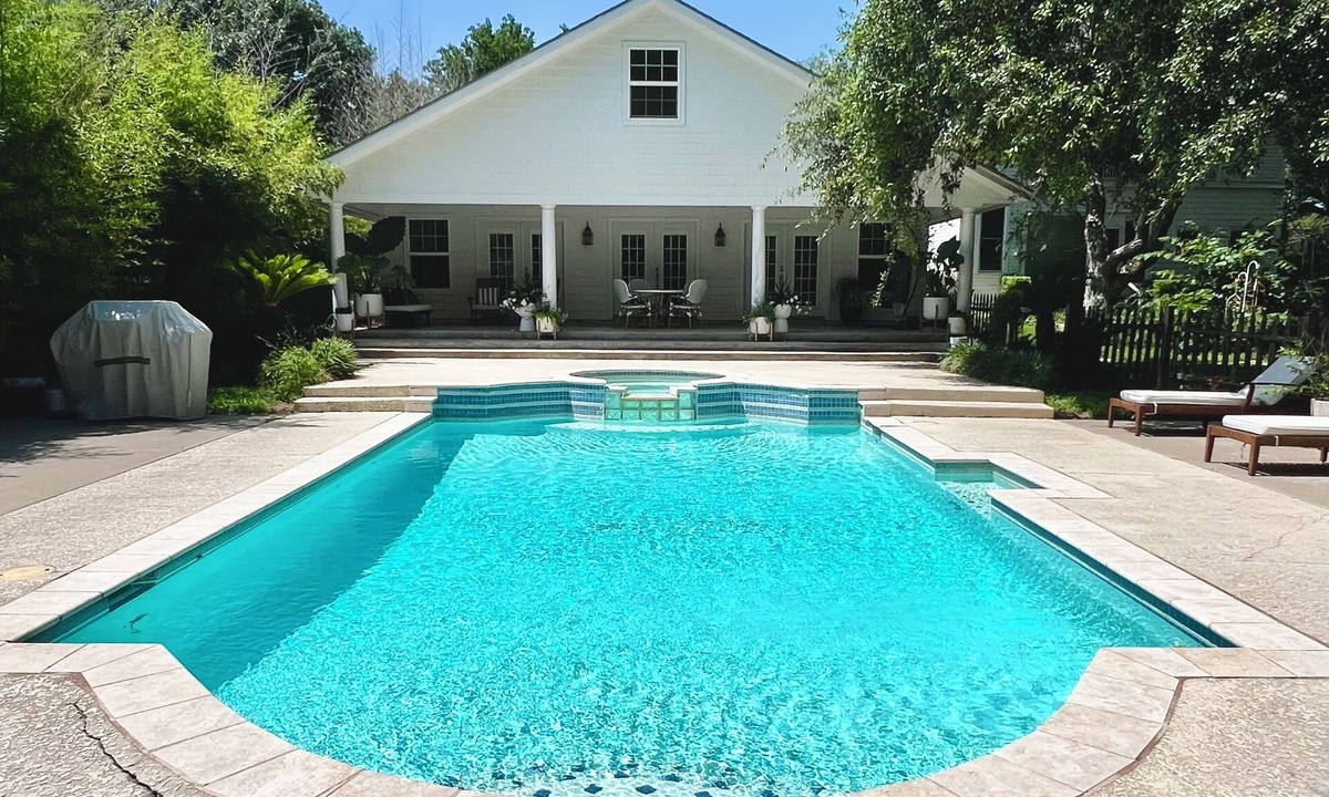 Gonzales Cottage | Private guesthouse with private swimming pool, spa and custom pool