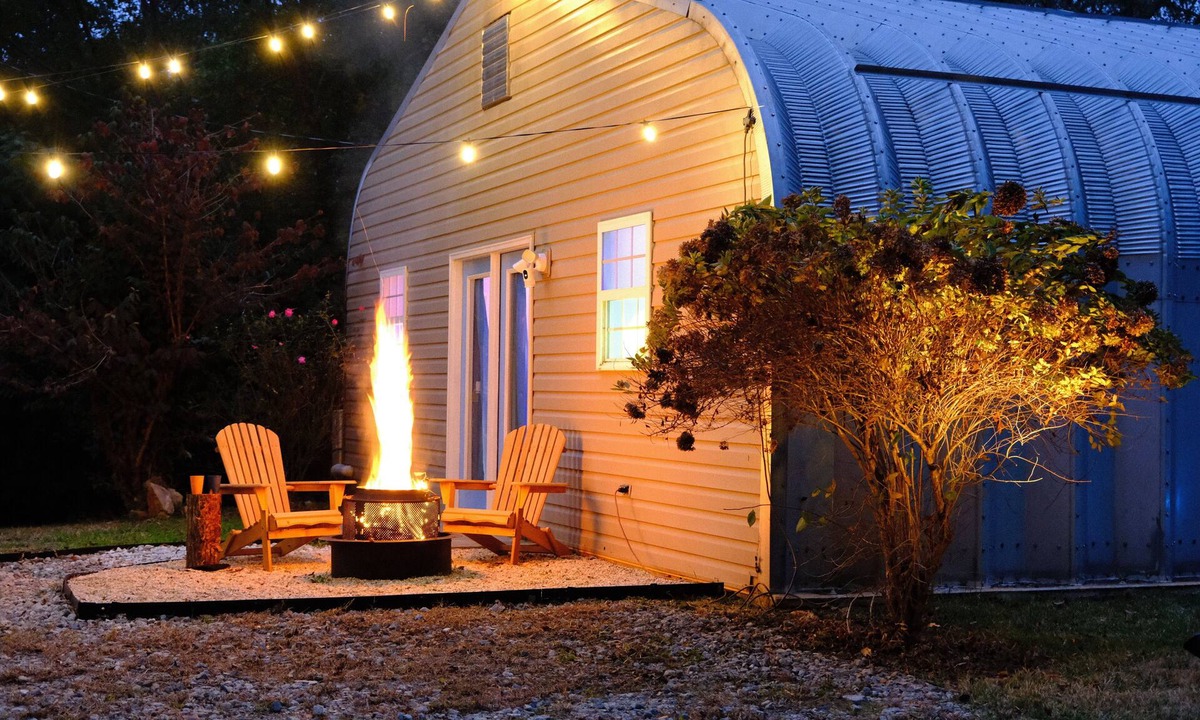 Chesnee House | Private Hangar - Luxe 80s Escape