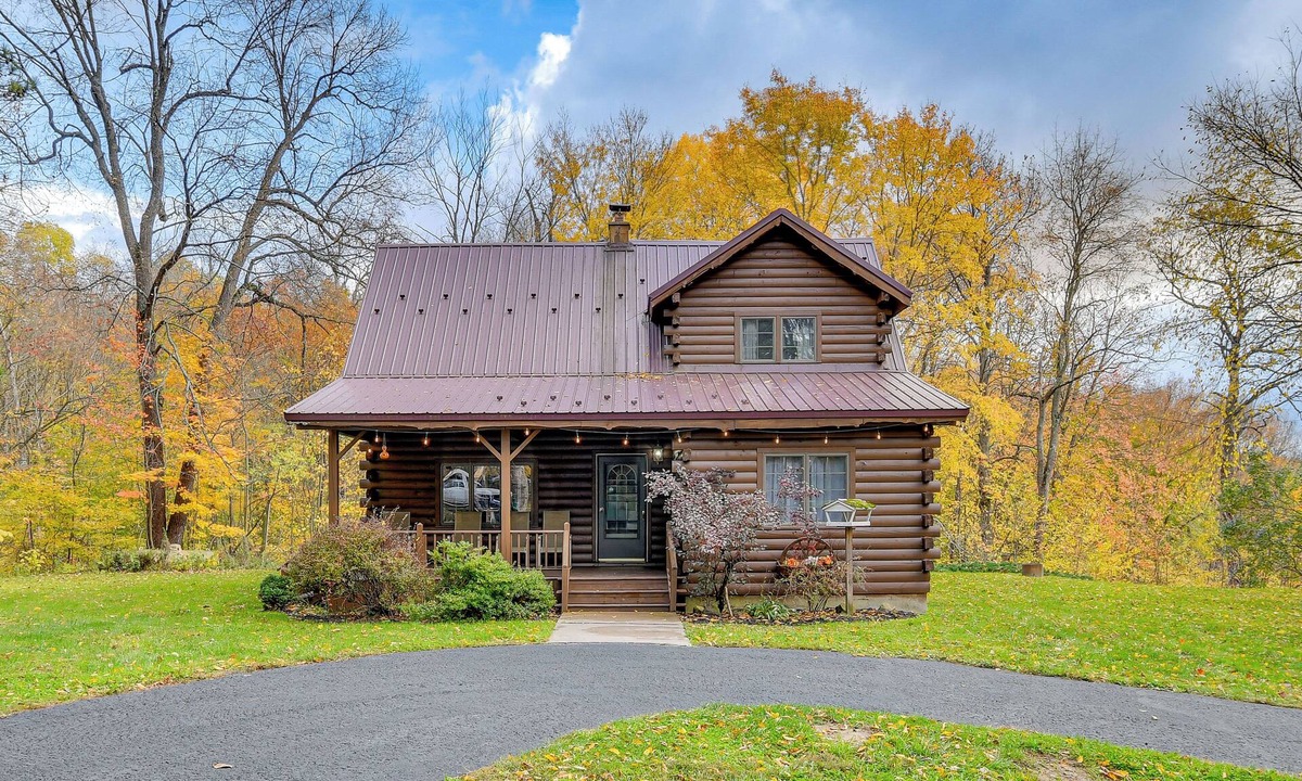 South Butler Cabin | Private Hannibal Cabin with Sauna & Hot Tub!