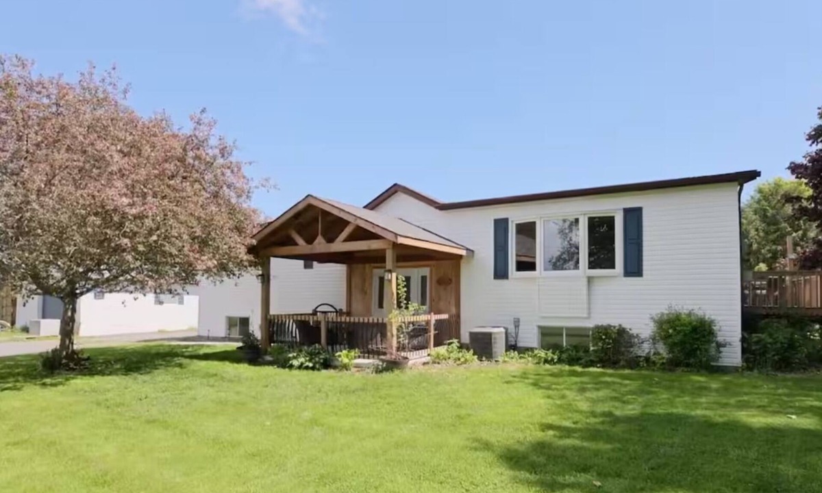 Greater Napanee House | Private Hay Bay Waterfront Napanee w/Pool & Dock