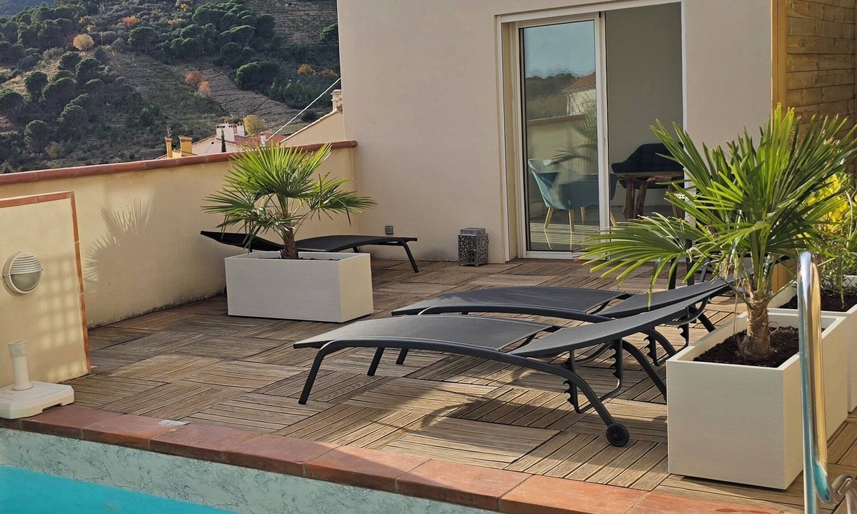 Port-Vendres Apartment | Private heated swimming pool at "Le Nid de Paulilles