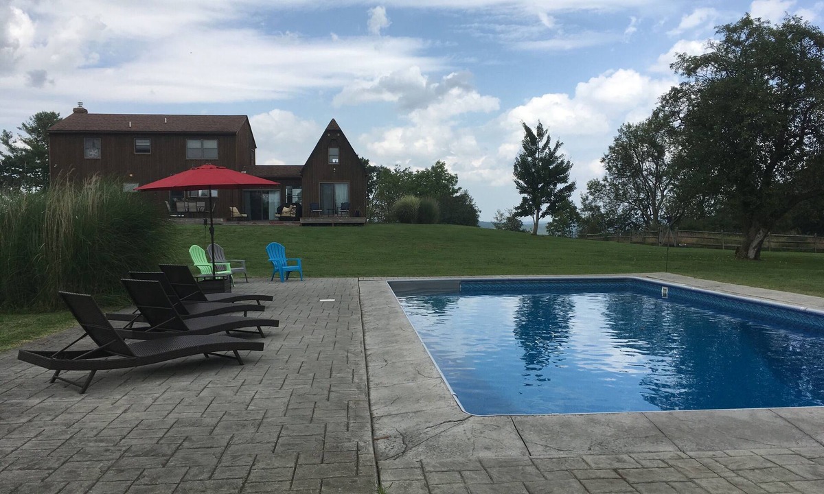 Damascus House | Private Hilltop Getaway with Hot Tub & Saltwater Heated Pool