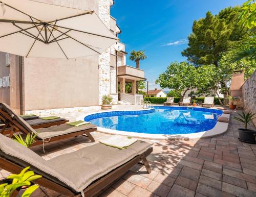 Vantacici Villa | Private holiday house Villa SoulSet with garden and Pool Near Beach in Malinska, Krk