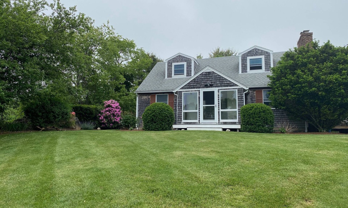 Matunuck House | Private Home in scenic Matunuck, RI within walking distance to Town Beach