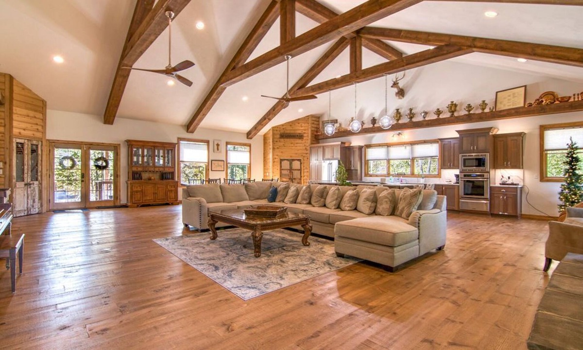 Blue Eye House | Private Home with Vaulted Ceilings, Gourmet Kitchen, Hot Tub, Car Charger & Community Pool