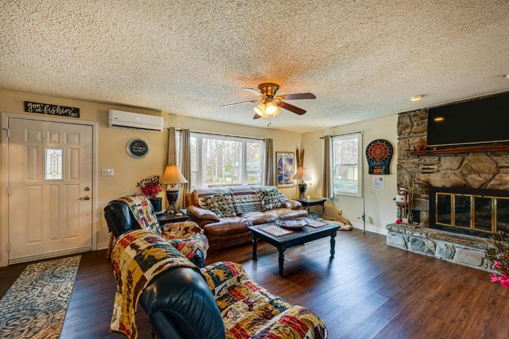 Qualla House | Private Hot Tub and Covered Deck Cozy Whittier Gem