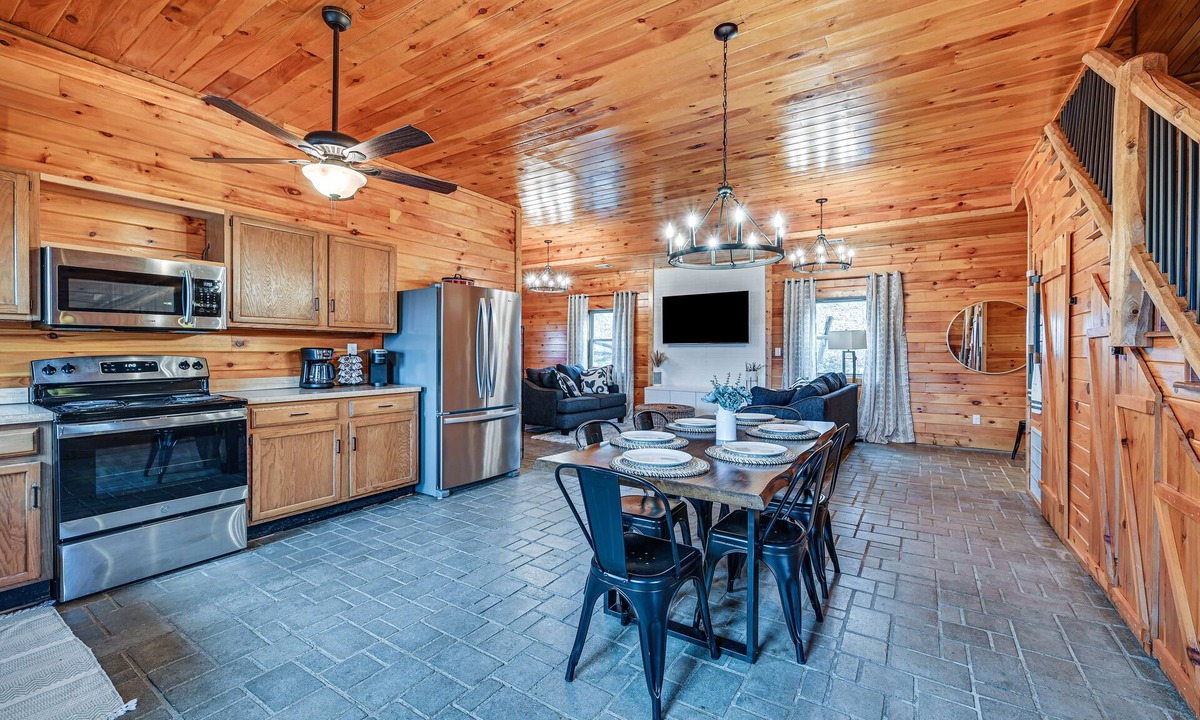 Bee Spring Cabin | Private Hot Tub, Arcade Game: Bee Spring Cabin