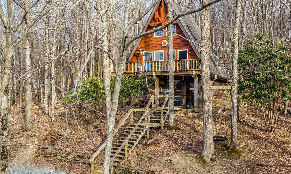 Charter Hills Cottage | Private Hot Tub: Cabin 1 Mi to Beech Mountain!