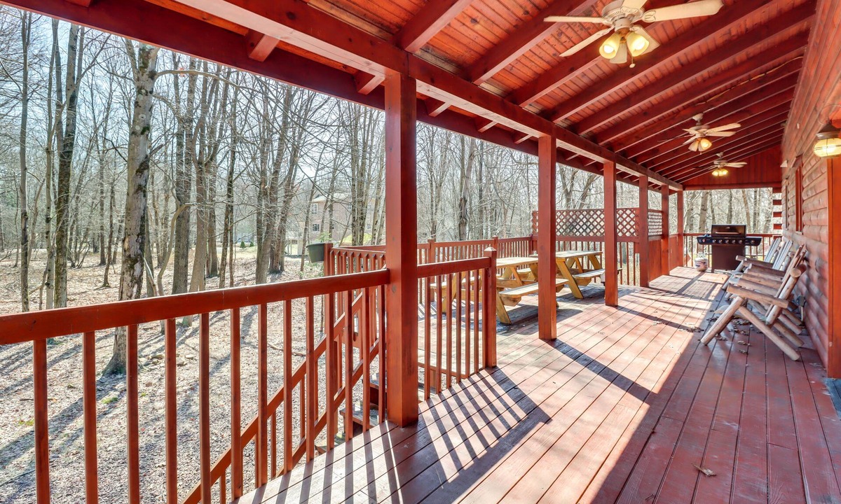 Briar Crest Woods Cabin | Private Hot Tub & Fire Pit: Log Cabin in Blakeslee