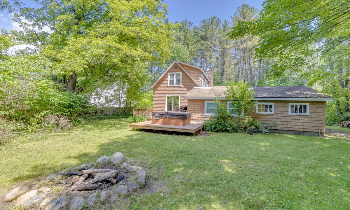 North Woodstock Apartment | Private Hot Tub-Firepit-Walk to Town