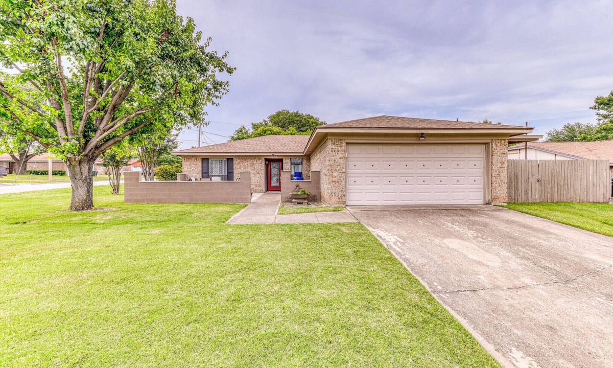 Benbrook House | PRIVATE Hot Tub includes Basics FortWorth TCU Stockyards Rodeo Dickys Arena Golf