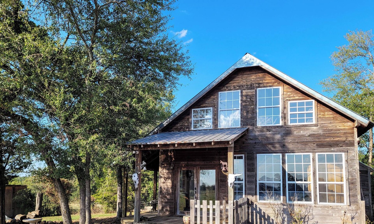 Groesbeck Cabin | Private Hot Tub & Views! Cozy Cabin on Aim Ranch