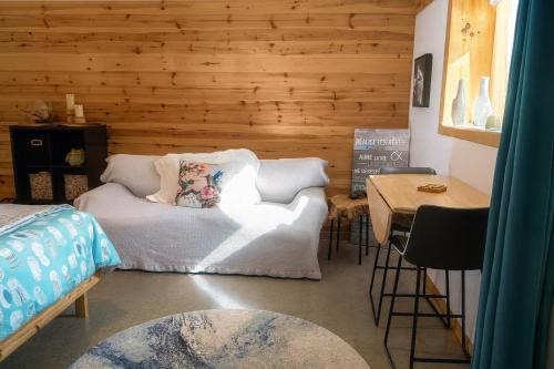 Mansonville Apartment | Private Hummingbird Room - Modern & Cozy