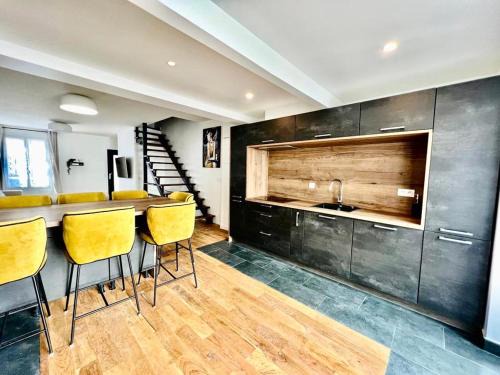 Saint-Denis Villa | Private Jacuzzi House, Free parking, 45 min from La Défense Arena