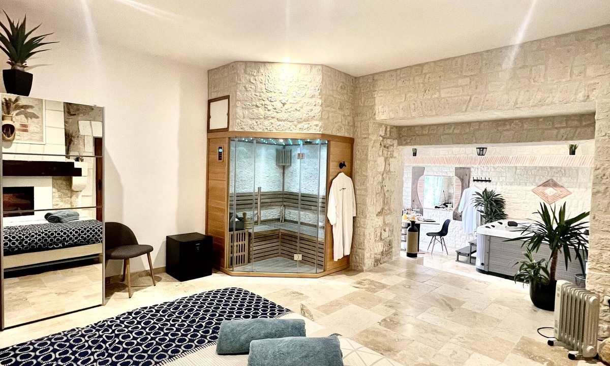 Saint-Nexans Bed & Breakfast | Private Jacuzzi Sauna Suite at Villa Del Castagnol