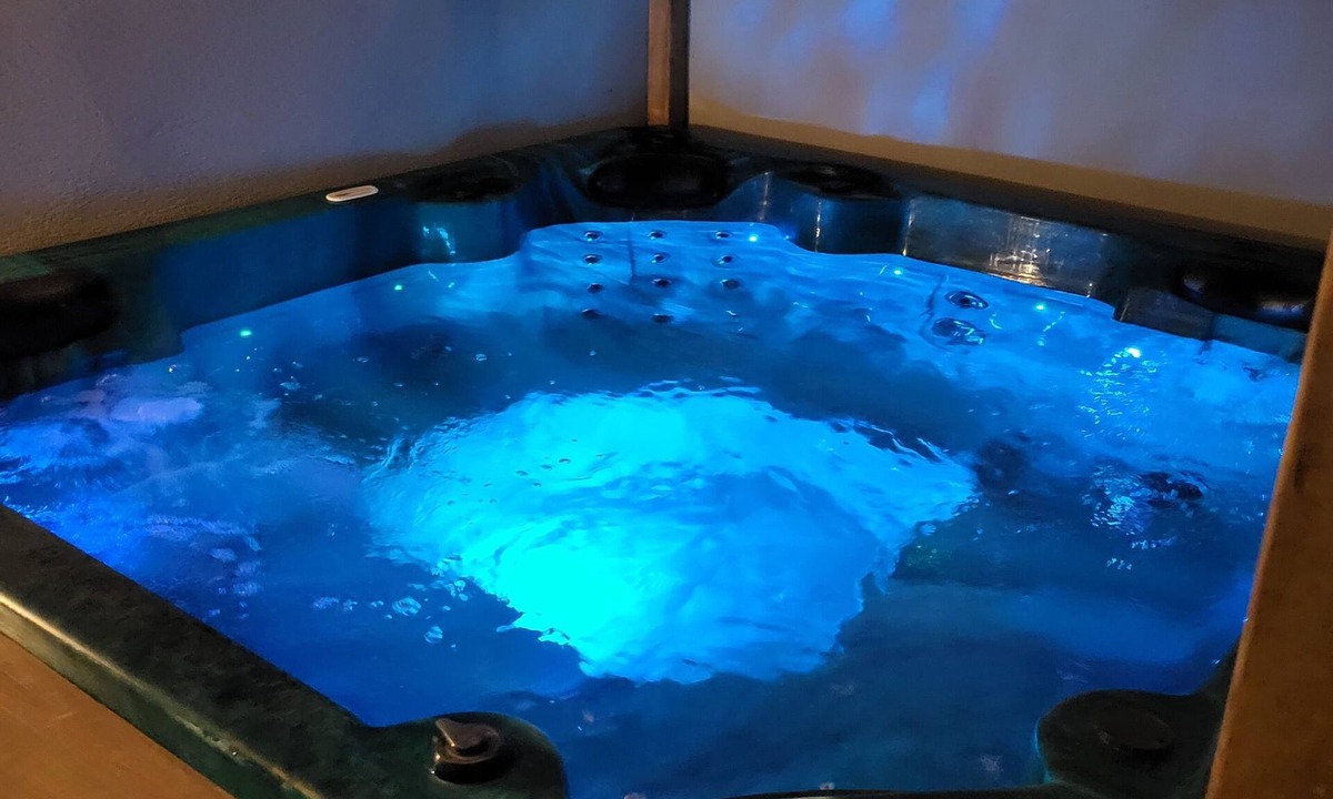 Les Amarats Apartment | Private Jacuzzi with garden (ideal for couples & families)